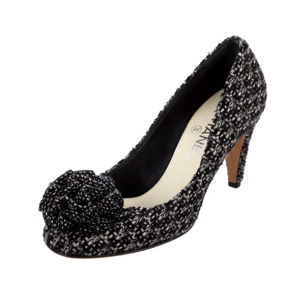 CHANEL 2010 CC Tweed Camellia Flower Heel Pumps Black White IT 38.5 - Picture 1 of 15